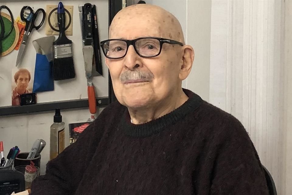 Joe Caroff, diseñador del logotipo de James Bond y carteles clásicos como 'Cabaret' y 'Zelig', murió en cuidados paliativos a los 103 años.