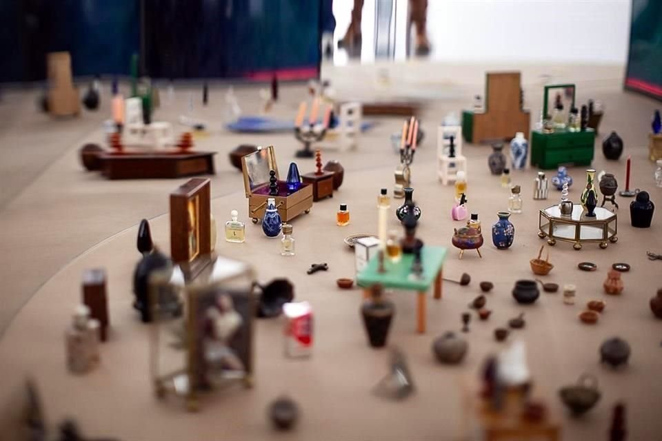 Peças da exposição 'Sob aqueles escombros, está a cidade onde construí minha casa'.
