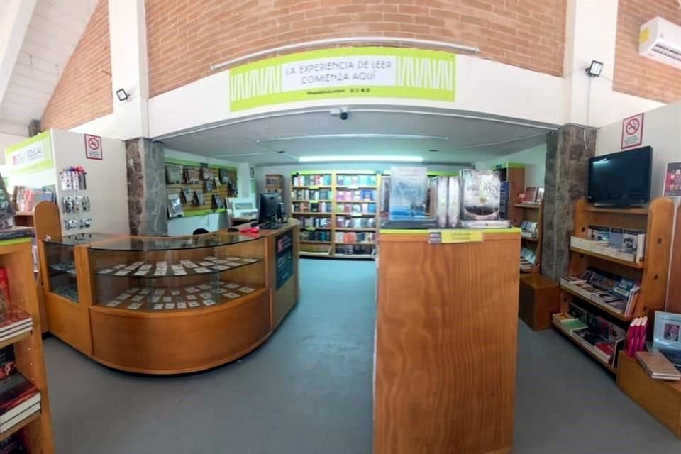 Después de permanecer cerrada por casi dos años debido a los daños ocasionados por el huracán Otis, la librería Juan R. Escudero reabrió sus puertas este fin de semana en Acapulco, Guerrero.