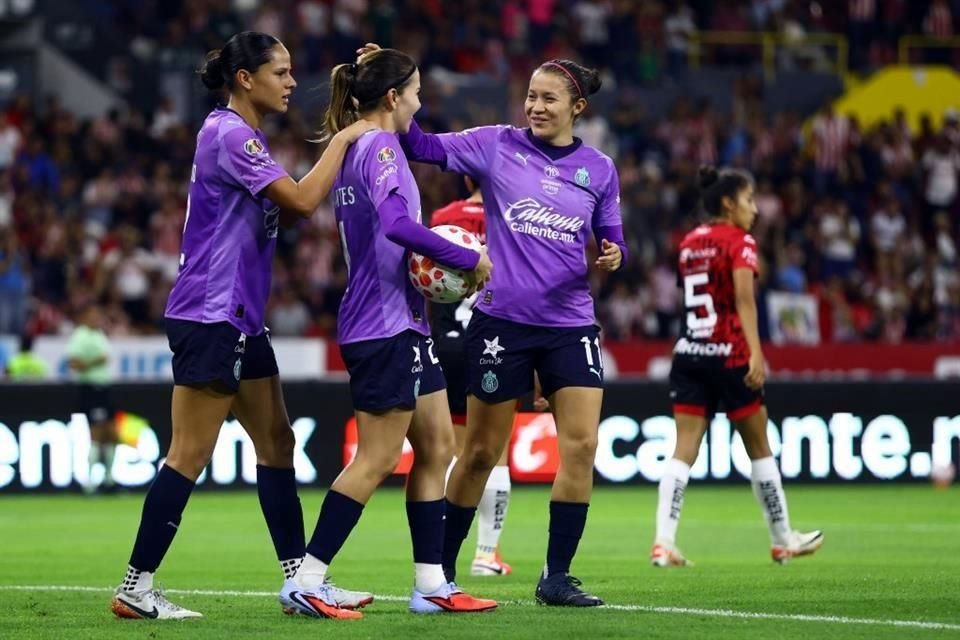 A equipe feminina do Chivas derrotou a equipe feminina do Atlas por 2 a 0 no Estádio Jalisco, pintando o Clássico Tapatío de vermelho e branco.