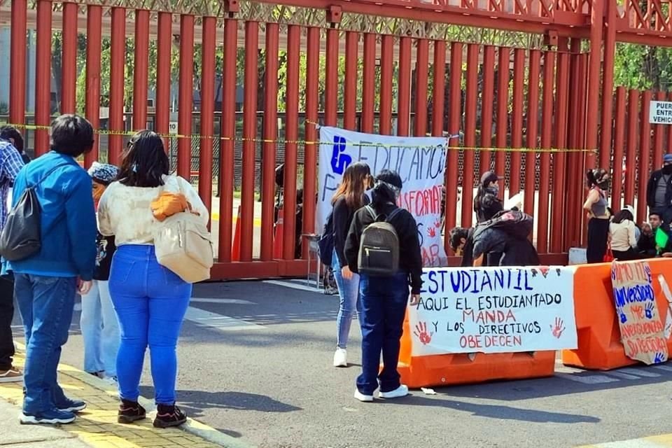 Los estudiantes esperan ser recibidos por una comisión de legisladores.