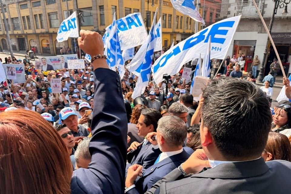 Tabe llegó y se encontró con seguridad en la entrada que impidió el acceso a sus invitados: ni funcionarios, ni concejales podrían acceder por lo acotado del espacio.