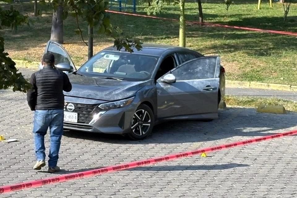 El auto de uno de los agentes federales, con placas del Estado de México, fue localizado en Zapopan con el motor encendido, con impactos de bala y manchas de sangre.