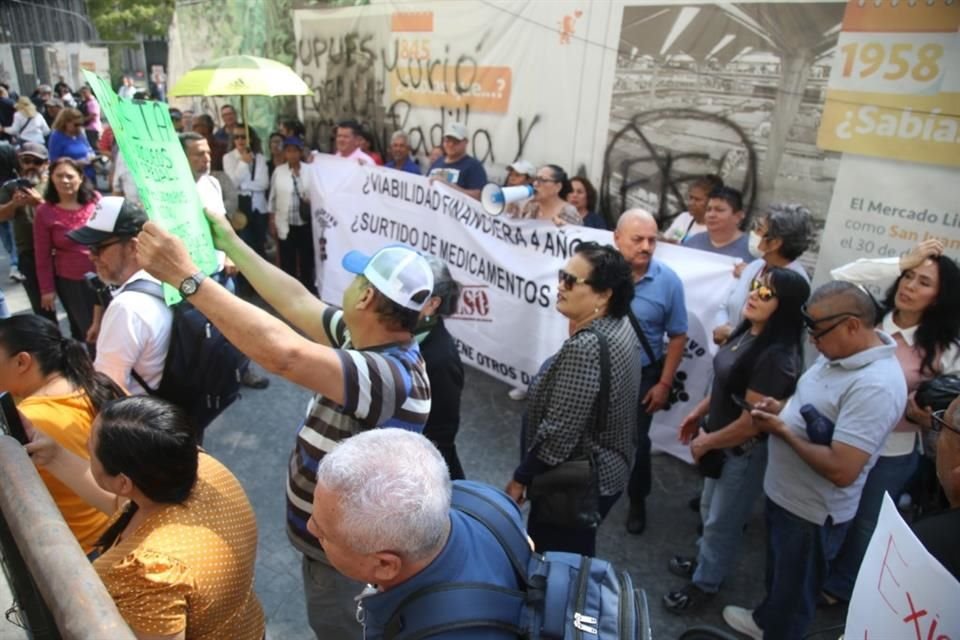 En la puerta del Congreso hubo reclamos por falta de medicinas en el Ipejal.