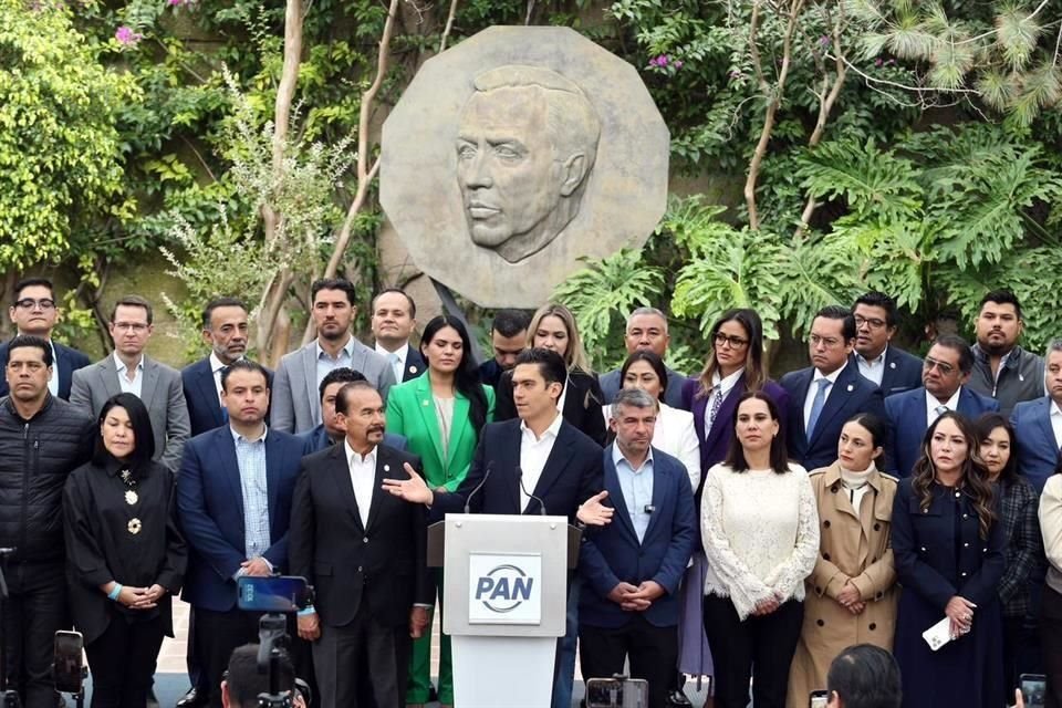 El líder nacional del PAN dijo que nadie cree que Gertz Manero renunció por su voluntad.