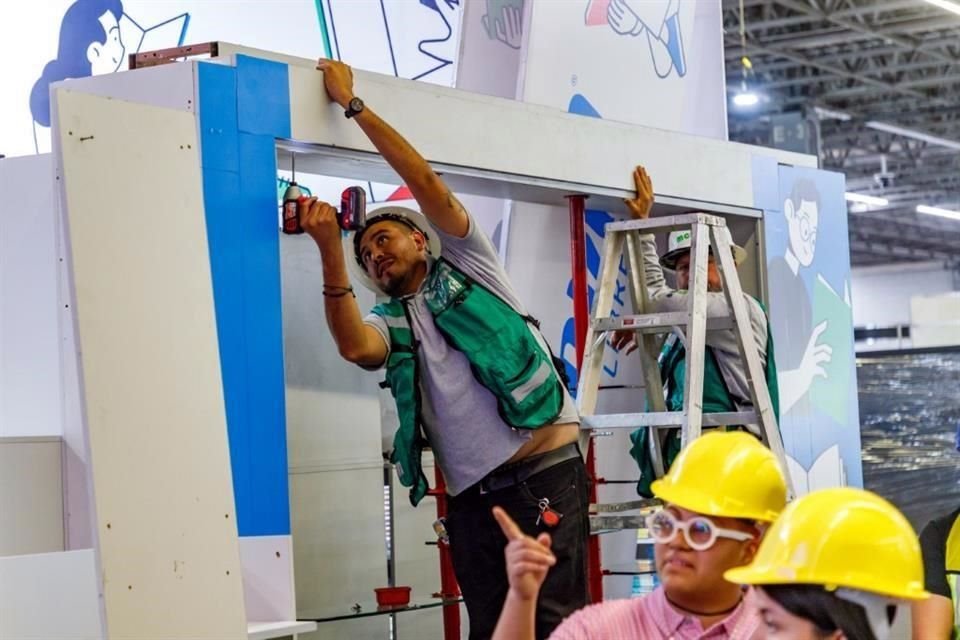 Los organizadores de la FIL de Guadalajara han apoyado a los editores ampliando el horario de montaje nocturno en la víspera de la inauguración.