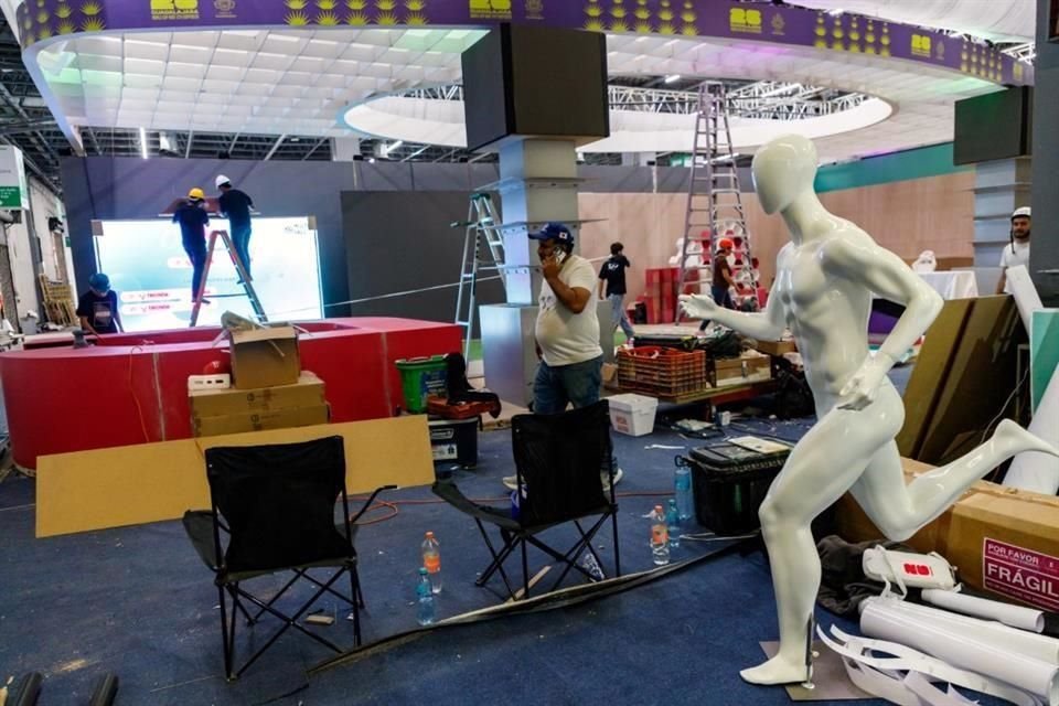 Este jueves, trabajadores apresuraban el paso para terminar los últimos detalles en el Pabellón de Barcelona, invitada de honor a la 39 FIL.