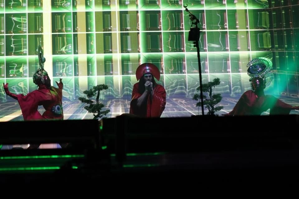 Desde los primeros compases, Steele estableció un territorio propio: un escenario saturado de figuras geométricas luminosas.