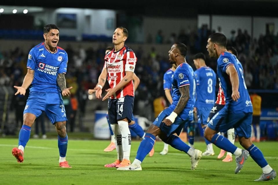 'Chicharito' Hernández fue el villano en la eliminación de Chivas, tras volar un penal.