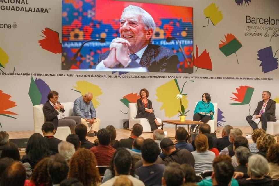 Javier Cercas, Leonardo Padura, Pilar Reyes, Marisol Schulz y Xavi Ayén en el homanaje al peruano.
