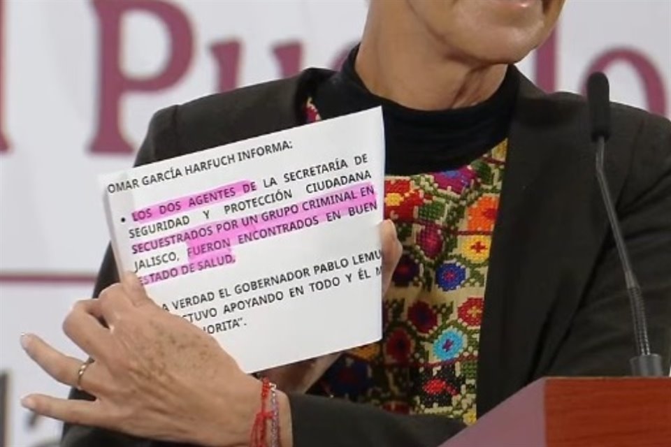 La Presidenta al mostrar el mensaje del Secretario de Seguridad, Omar García Harfuch.