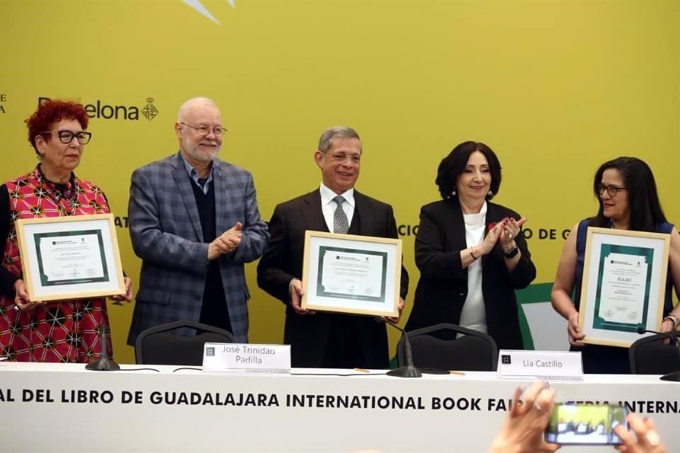 La FIL entregó el Homenaje al Mérito Editorial a EULAC; por primera vez, la distición recae en una institución.