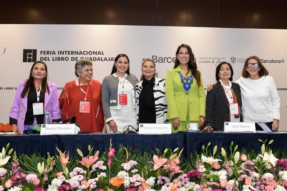 Mujeres como Beatriz Paredes y Amalia García dialogaron en la FIL sobre el papel femenino en la toma de decisiones públicas.