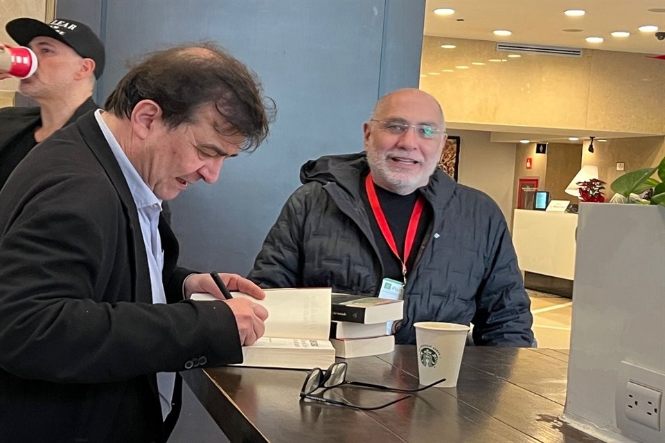 Javier Cercas le autografía su libro a Eugenio Arriaga.
