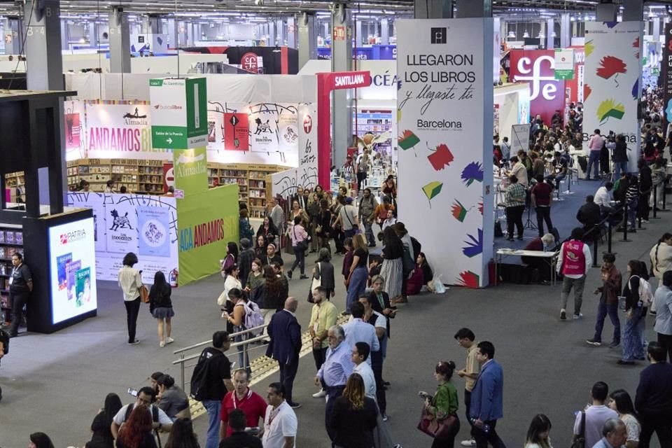 Los pasillos de la Feria Internacional del Libro de Guadalajara lucen repletos de lectores que buscan el libro ideal.