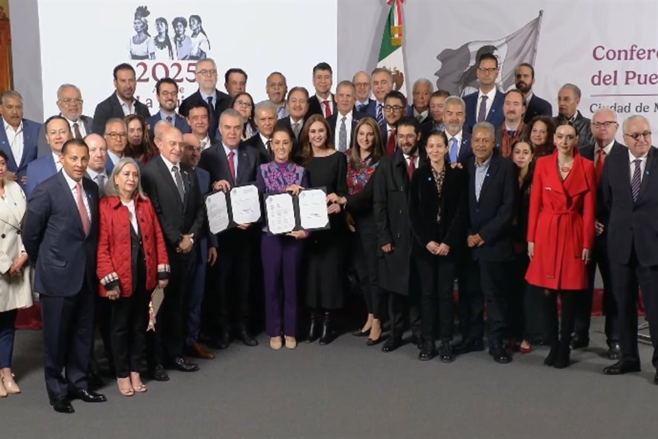 El Gobierno, empresarios y representantes del sector obrero tras la firma del pacto sobre la semana laboral de 40 horas.