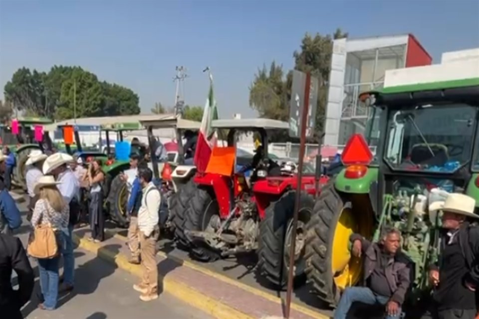 Productores protestan afuera de la Cámara de Diputados con tractores.