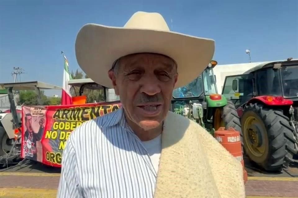 Los campesinos mantienen tomados con sus tractores todos los accesos de San Lázaro.