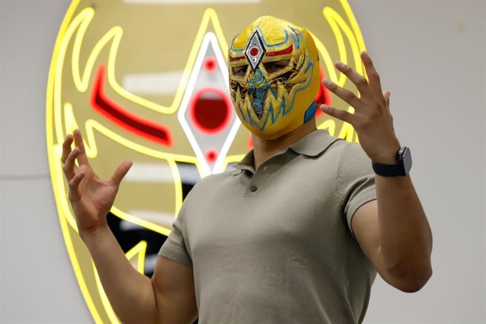 Máscara Dorada es de las figuras del CMLL, presentándose también en AEW y NJPW.