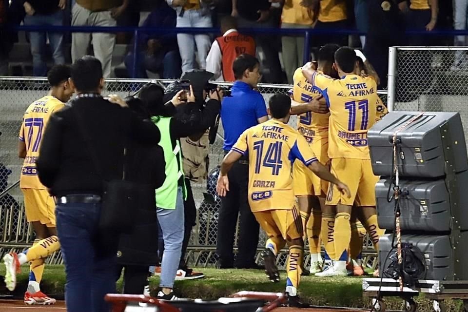 El argentino fue con su afición para festejar la ventaja.