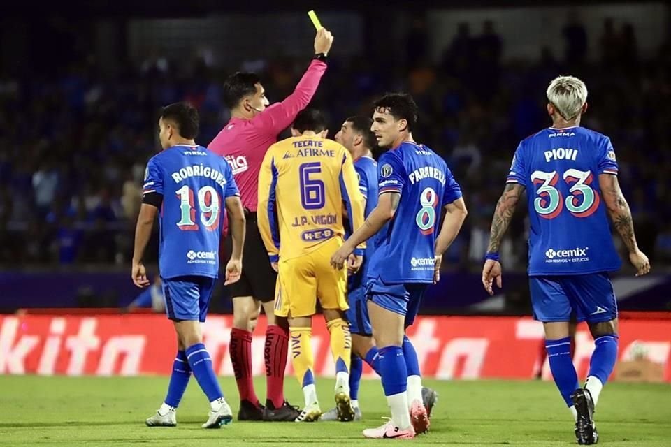 El central tuvo que recurrir a las tarjetas para calmar los ánimos en la cancha.