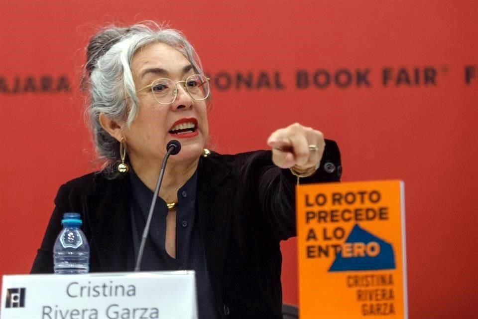 Cristina Rivera Garza presentó la nueva edición de  'Lo Roto Precede a lo Entero'.