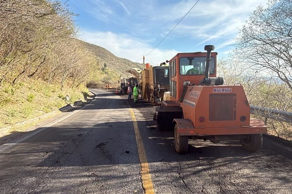 Inician trabajos de conservación en la Carretera Federal 80, entre Villa Corona y Cihuatlán.