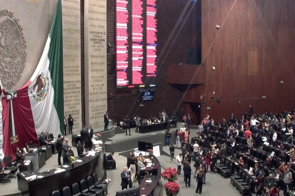 Tras 24 horas de sesión, la Cámara de Diputados aprobó en lo particular la Ley de Aguas, que fue turnada al Senado.