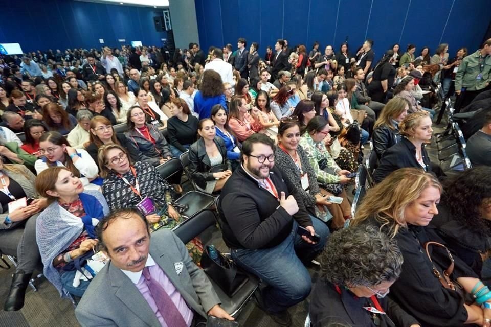 El auditorio estuvo abarrotado y muchas personas se quedaron afuera.