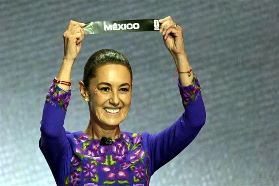La Presidenta de México, Claudia Sheinbaum, sacó el nombre del país en el sorteo.
