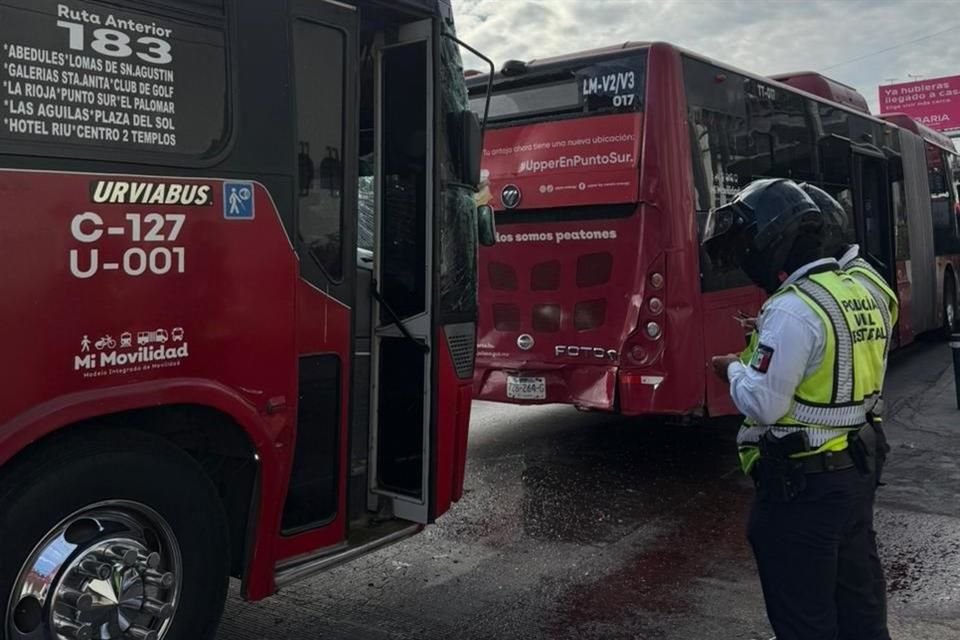 Paramédicos municipales acudieron para revisar a los afectados, quienes presentaban golpes menores y crisis nerviosas.