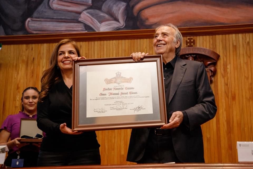 Joan Manuel Serrat recibió el Doctorado Honoris Causa de la Universidad de Guadalajara, a manos de la Rectora Karla Planter.