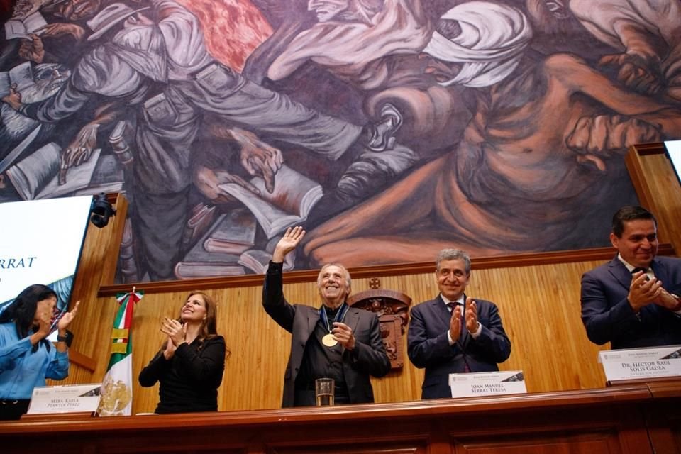 El homenaje se realizó en el Paraninfo de la Universidad de Guadalajara.