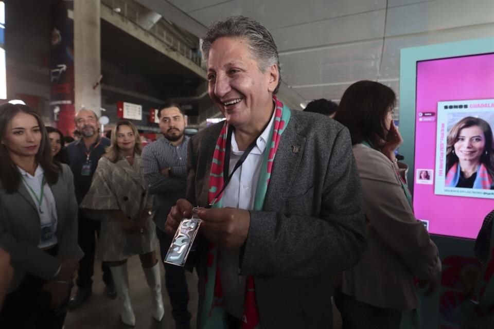 Juan José Frangie, Alcalde de Zapopan, viendo la transmisión en vivo de l sorteo para el Mundial 2026 desde el Estadio AKRON.