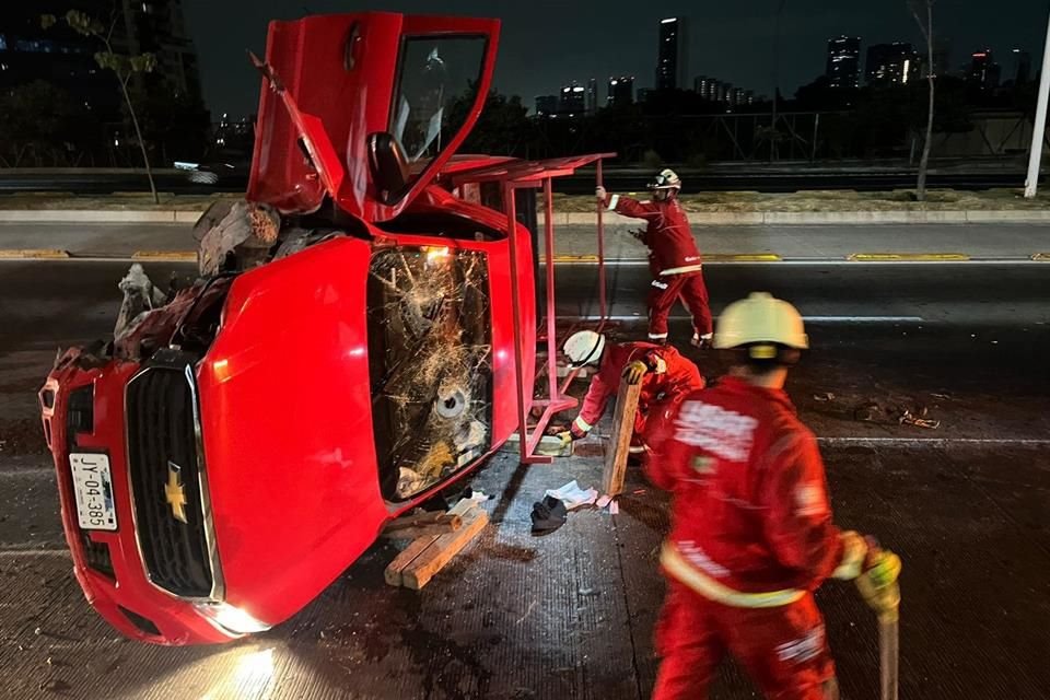 Una pick up volcó de madrugada y dejó un lesionado, en Periférico y Avenida Acueducto.