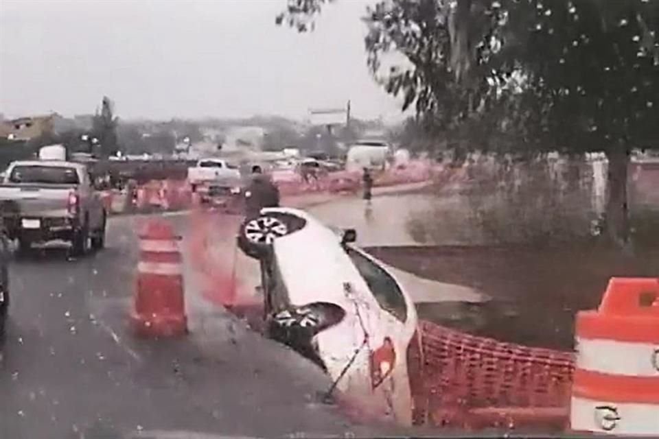 Un automóvil Toyota Corolla perdió el control y terminó incrustado en una zanja sobre la que realizan obras viales.