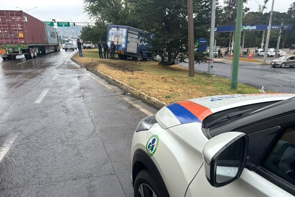 El camión de una refresquera protagonizó un accidente en Periférico Sur.