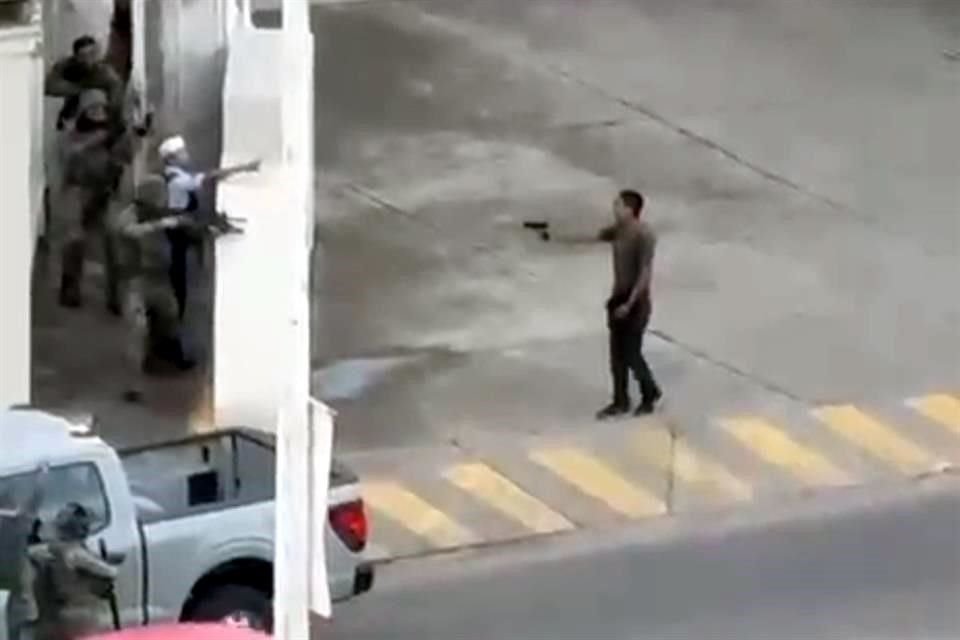 Un sujeto apuntó con su arma a marinos y fue sometido.