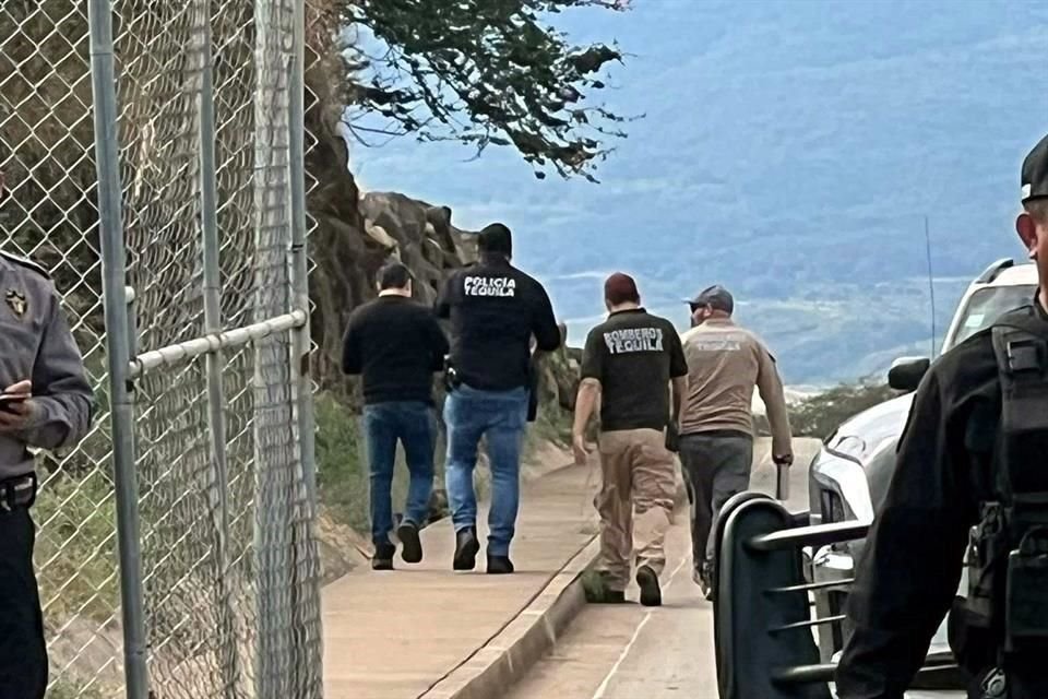 Operativo de la Policía de Tequila en la fábrica 1800 de José Cuervo, la cual clausuraron durante algunas horas.