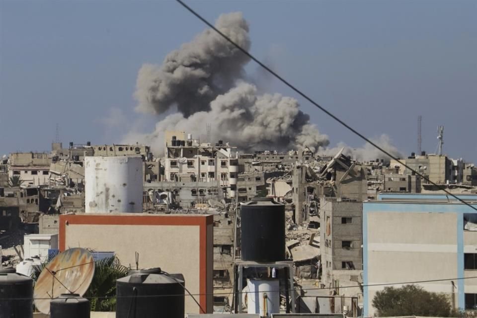 Humo se alza tras un ataque israelí en la Franja de Gaza, el 18 de agosto.