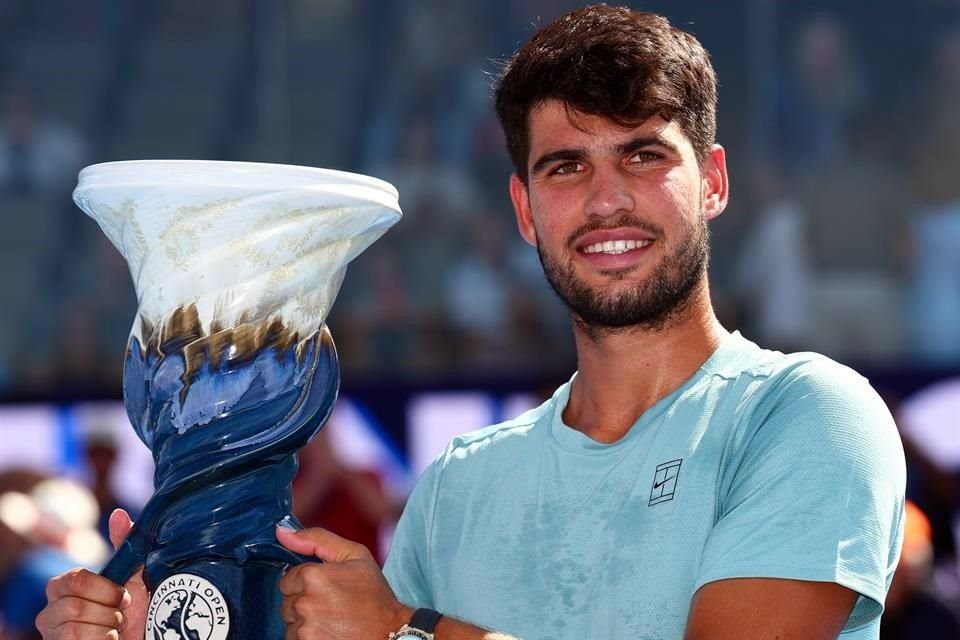 Carlos Alcaraz ganó el Masters de Cincinnati ante el retiro de Jannik Sinner en el primer set.