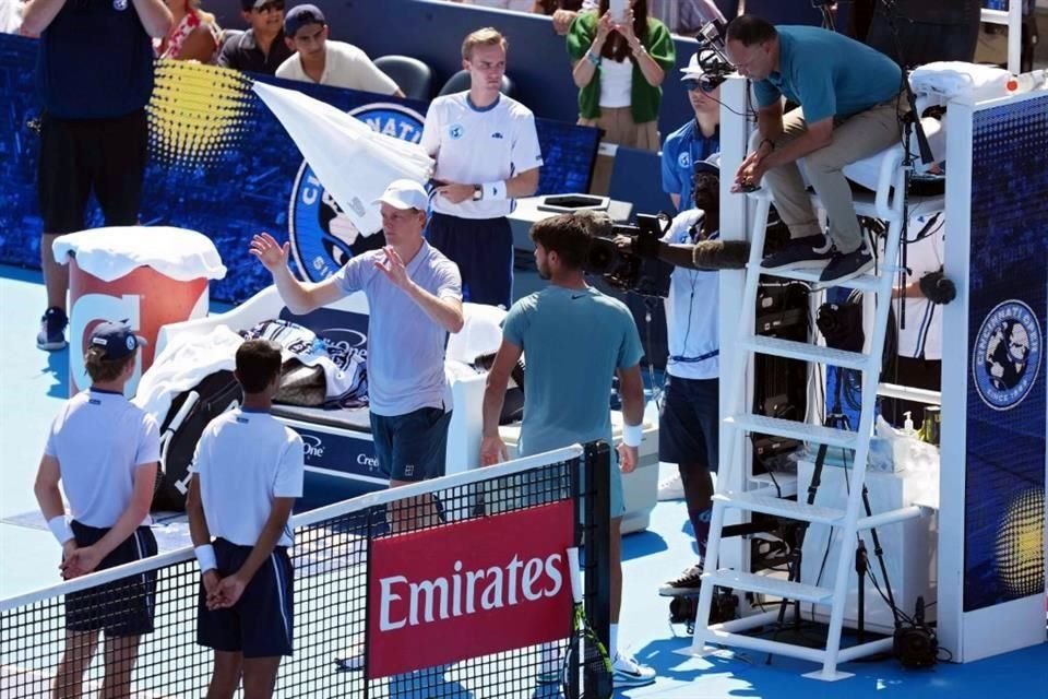 Jannik Sinner no pudo seguir en la Final del Masters de Cincinnati y optó por retirarse luego de 23 minutos de juego ante Carlos Alcaraz.