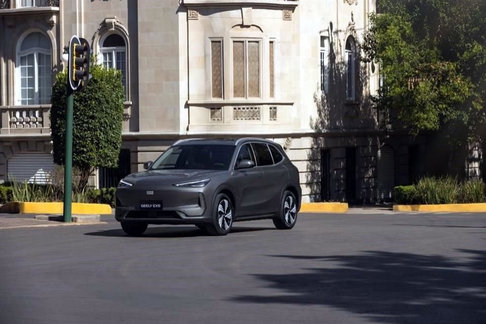 Geely EX5 tiene una batería con capacidad de 60.22 kWh que entrega una autonomía de hasta 470 km.