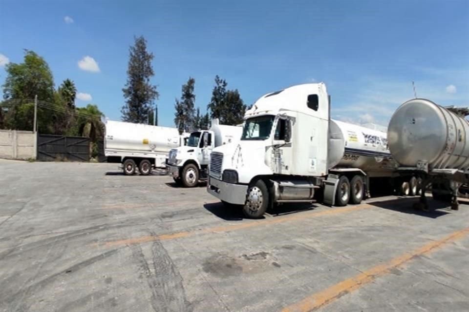 Las autoridades incautaron varias pipas y aproximadamente 211 mil 950 litros de hidrocarburo.