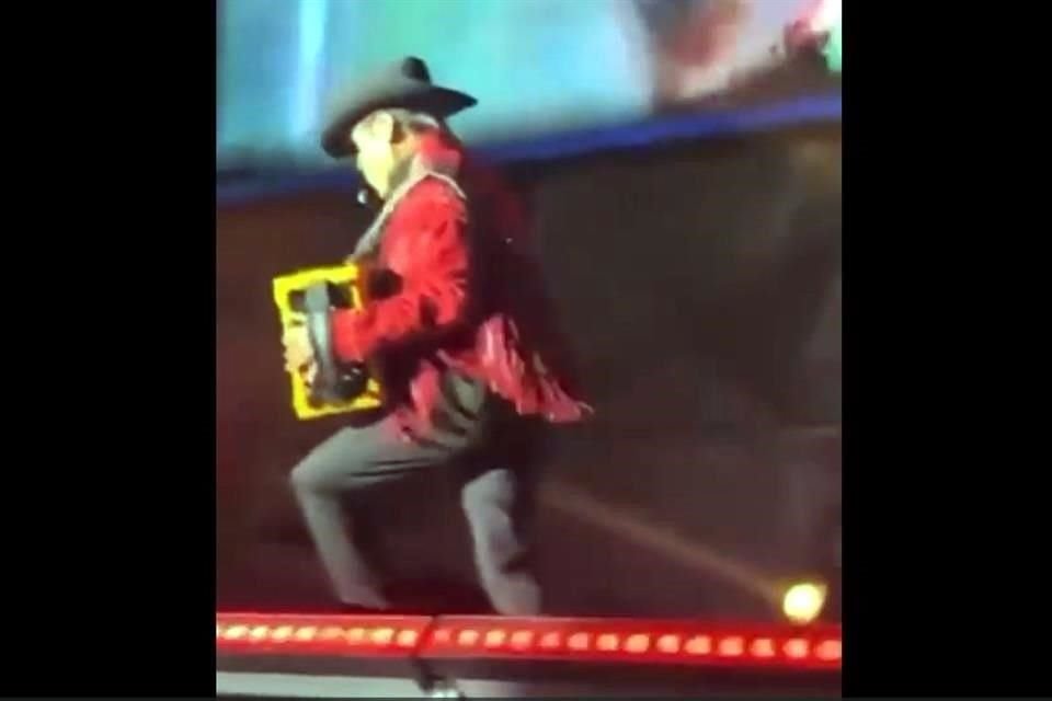 Jorge Hernández, líder y vocalista de Los Tigres del Norte, sufrió una caída en el escenario durante un concierto en San Luis Potosí.