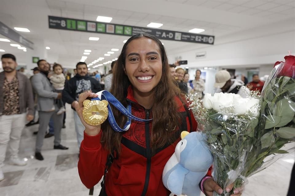 Tras ganar el Oro en los World Games, integrantes de la Selección Mexicana de Flag Football presumieron sus medallas.