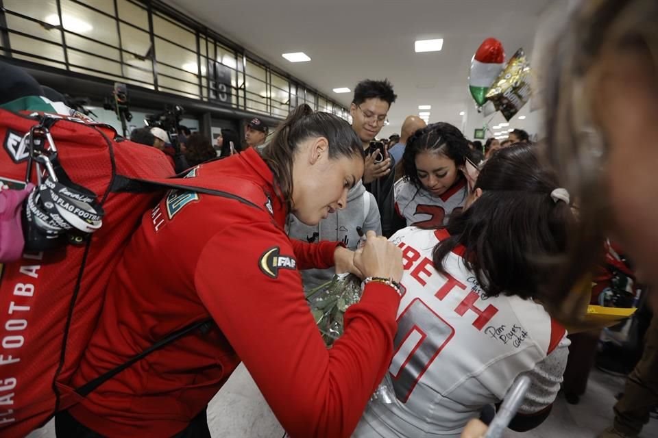 Las integrantes de la Selección Femenil se dieron el tiempo para firmar autógrafos.