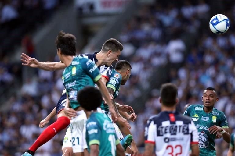 César Montes empató el partido 2-2 en el segundo tiempo.