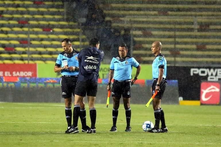 El aguacero obligó a que el segundo tiempo se demorara en arrancar 40 minutos.