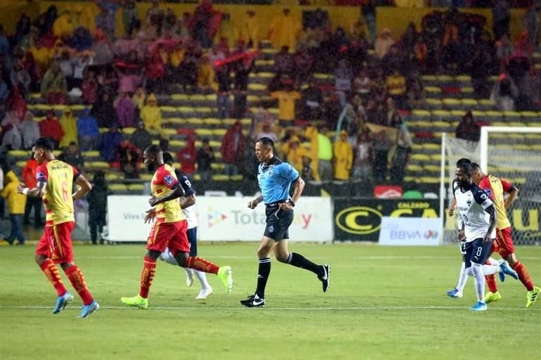 Por recomendación de Protección Civil, ambos equipos salieron apurados de la cancha.